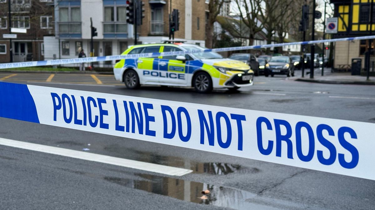 Řidič v anglickém Derby najel autem do chodců